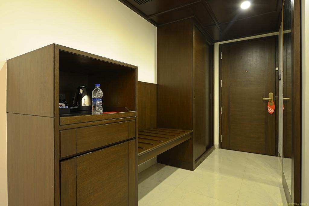 Hotel Naveen Lakeside Хубли Екстериор снимка