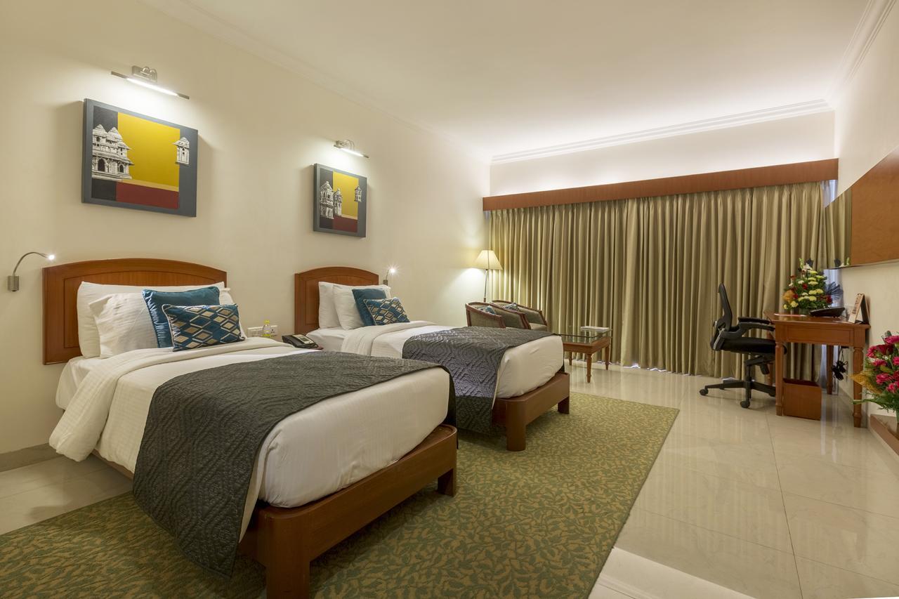 Hotel Naveen Lakeside Хубли Екстериор снимка