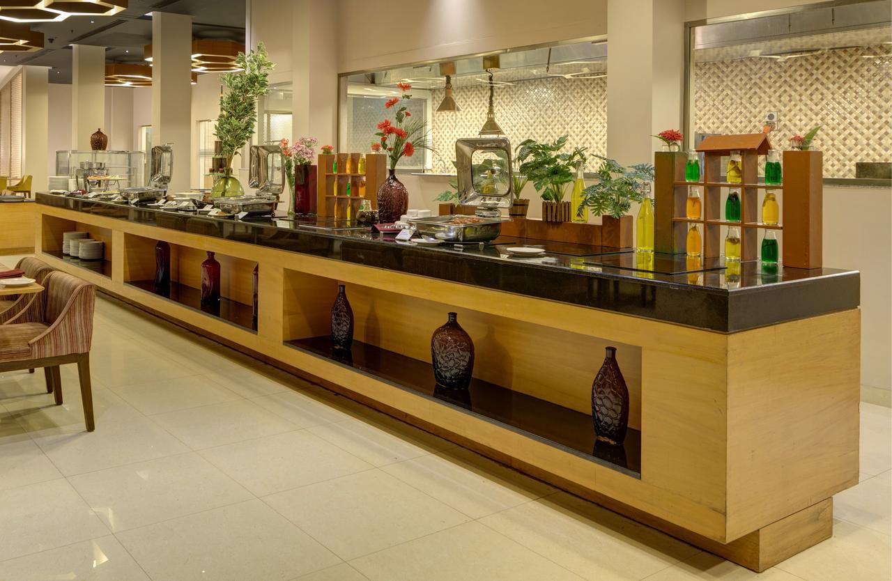 Hotel Naveen Lakeside Хубли Екстериор снимка