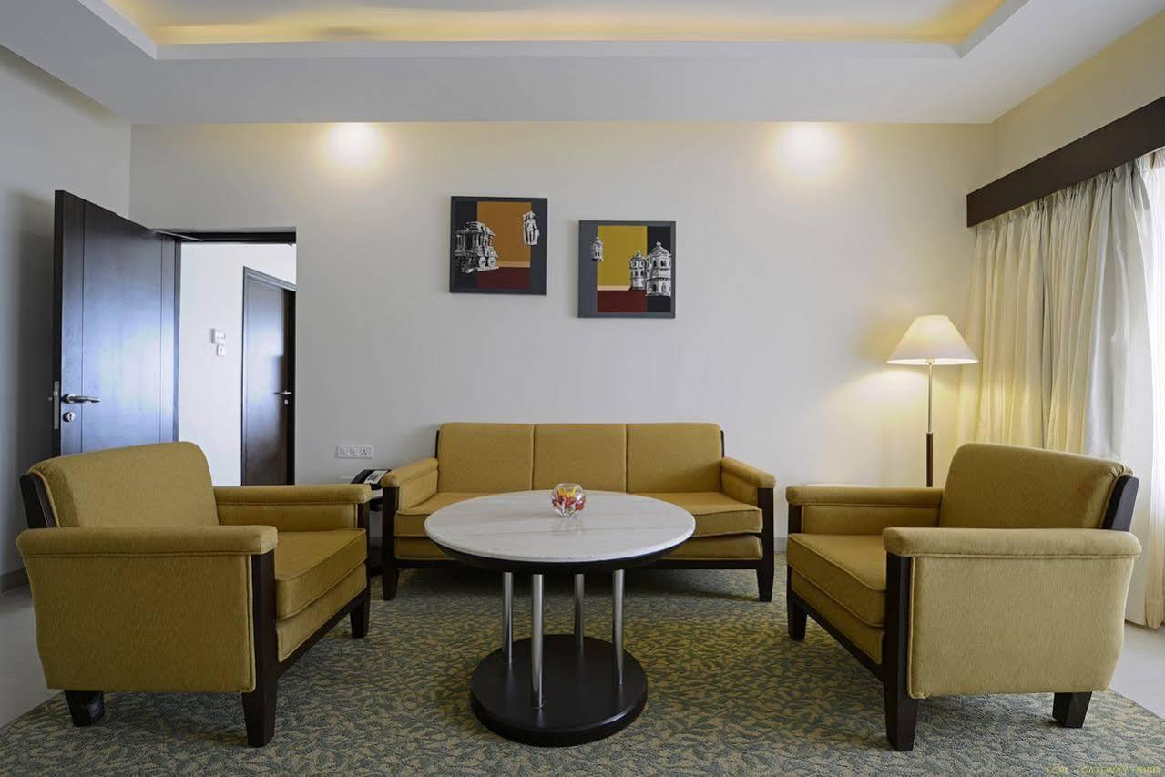 Hotel Naveen Lakeside Хубли Екстериор снимка